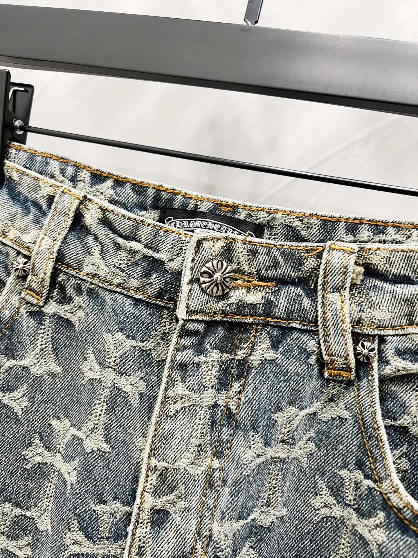 P220 Style number: [M914] Chrome hearts & Chrome hearts 25ss light blue jacquard leather jeans, high-waisted washed jeans! ! Absolutely high-end luxury products, 1.9W level god-level single products, super popular products, made by top heavy industry, not to be missed. About Zangyin, this is an extremely luxurious fashion brand, which can also be called the nobles of the high street. It has always been an exclusive brand of some hipsters or rich second generation. Compared with ordinary high streets, it is more luxurious and noble. Compared with luxury brands, it has a more fashionable personality and has always been a brand that I have a special liking for. Imported yarn is custom-woven into a high-density twill canvas. While ensuring a crisp silhouette, the fabric feels very delicate. It follows the B01 classic silhouette. The upper body is crisp and stylish. The ready-made garments are stone-milled and fermented and can be matched with any style. Buttons and zinc-brushed washable genuine vintage metal products. Double-layered canvas on the front. Perfect details. All hardware is perfect. Size: 30-32-34-36 Color: Jacquard jeans